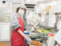 スーパーで惣菜の調理・品出し