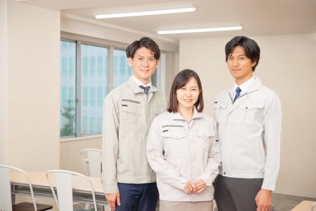 メーカーでのプラスチック製食品容器の製造