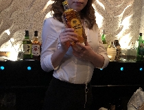 ガールズBarでカウンターレディ・ホールスタッフ