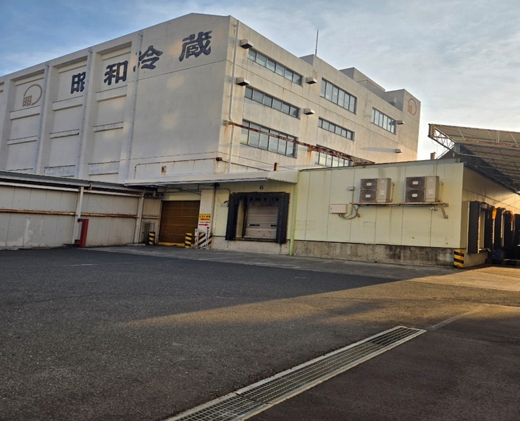 センター内で入出庫業務・リフト