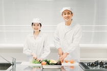 給食センター内での調理補助