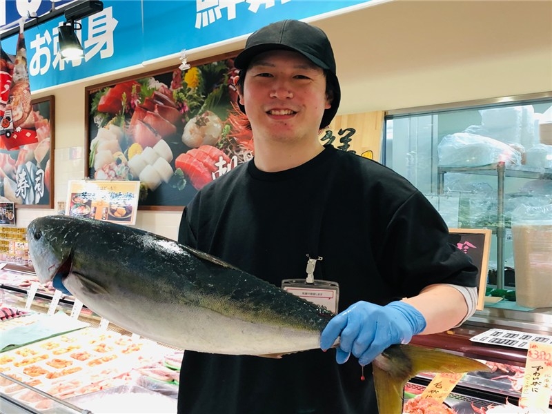 スーパーでの鮮魚部門スタッフ