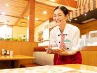 ハンバーグレストランのホール係／店内清掃・閉店作業