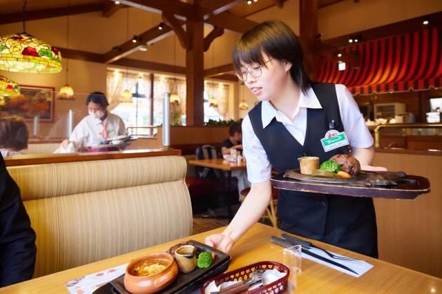 ハンバーグレストランのホール係・接客スタッフ