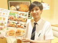 ハンバーグレストランのホール係／開店準備