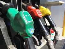 ガソリンスタンドの接客・清掃スタッフ