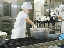 福祉施設での給食盛り付け