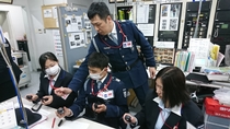北九州空港内のセキュリティスタッフ