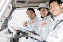 3ｔ～4ｔパッカー車での古紙の回収ドライバー
