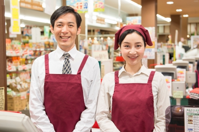 スーパーのレジスタッフ