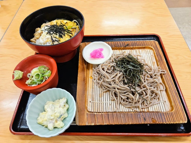 SCフードコート内うどん店の店舗スタッフ