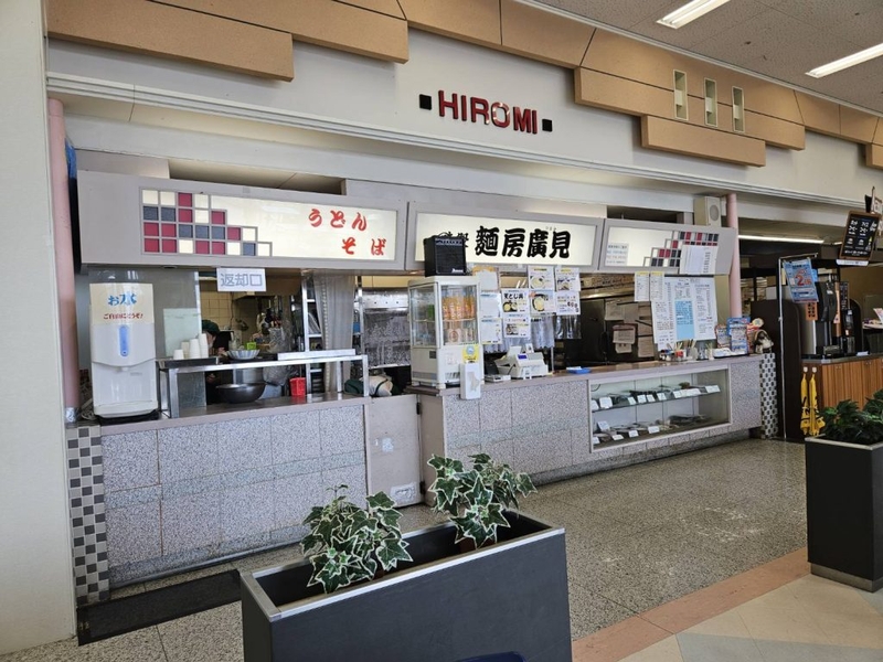 店内カウンターでの食券受付・調理・食器洗い