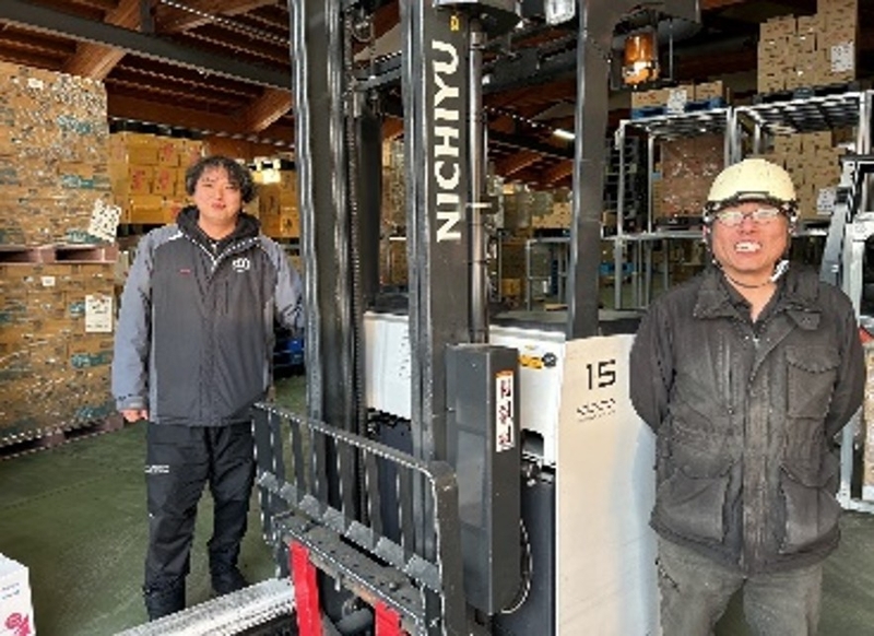 リーチ型フォークリフト作業 商品の入出荷