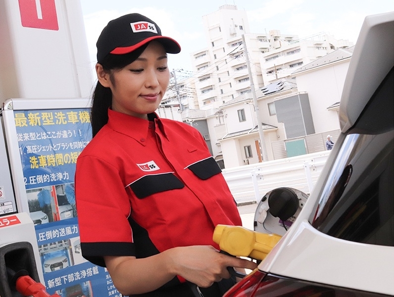 ガソリンスタンドでの給油スタッフ