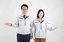 ポリエチレン製品をはかりに乗せて計量