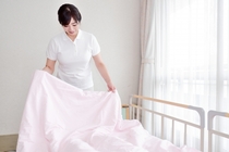 病棟での夜間の看護師さんのお手伝いスタッフ