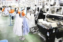 クリーニング品の仕上げ作業