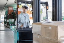 カウンターフォークでの一般貨物の仕分け作業スタッフ