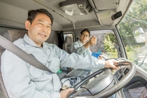 大型車でのセンターへの食品の配送ドライバー