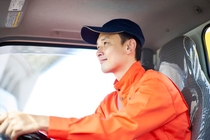 大型車でのスーパーへのうどんの配送ドライバー