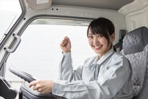 大型車での乳製品のセンター間配送ドライバー