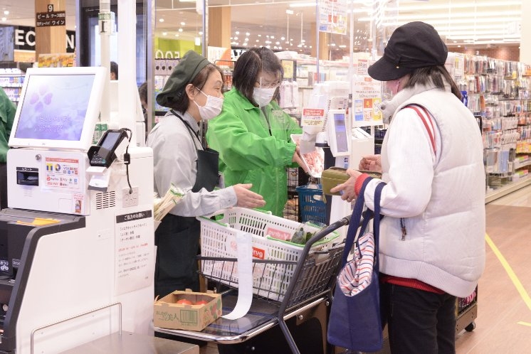 食品スーパーのレジ