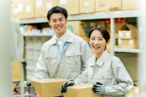 フォークリフトで木材の入出庫作業