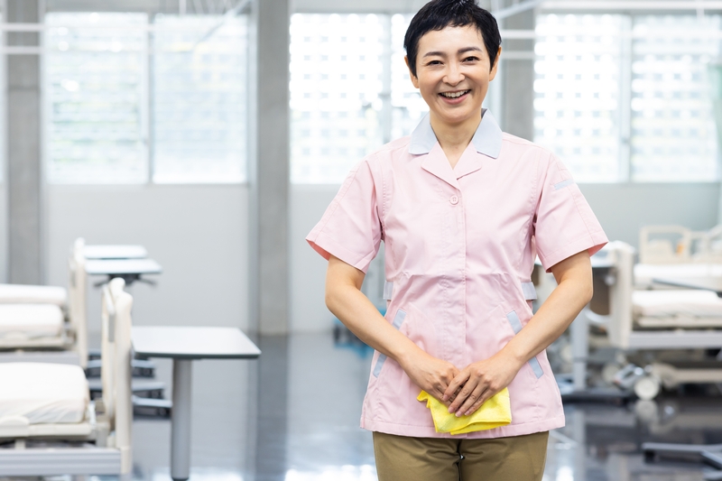 病棟での看護補助スタッフ／ごみ捨てやベッドメーキング