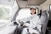 4ｔ車でのスーパーへの食料品などの配送ドライバー