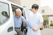 普通車での病院やクリニックへの検体の集配ドライバー