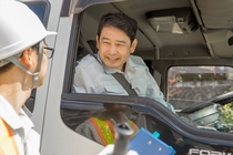 中型トラックでの玩具配送業務