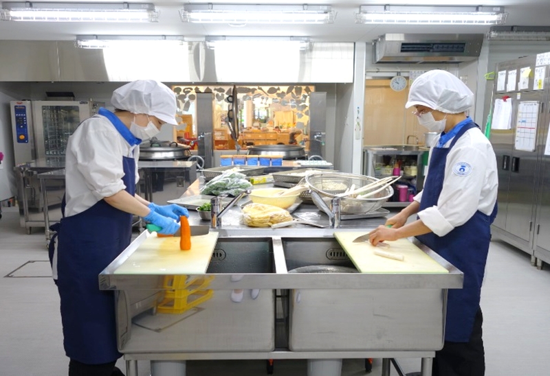 社員寮の朝食調理スタッフ