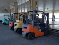段ボールの製造工場でフォークリフト作業