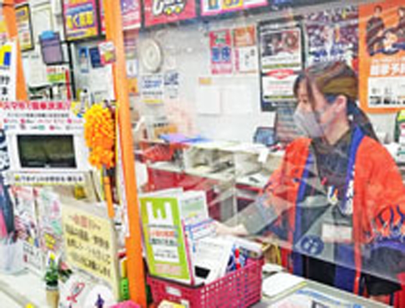 カー用品ショップでのレジ受付・品出しスタッフ