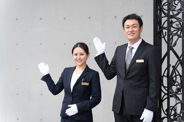 火葬場控室の案内・準備スタッフ