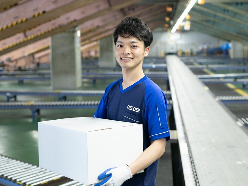 運送倉庫内の仕分けスタッフ