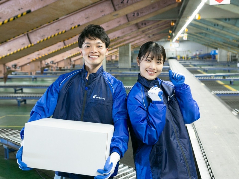 運送倉庫内の仕分けスタッフ