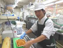 食品スーパーのお肉のパック　品出し