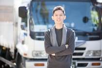 4ｔ車でのスーパーなどへの古紙の回収ドライバー
