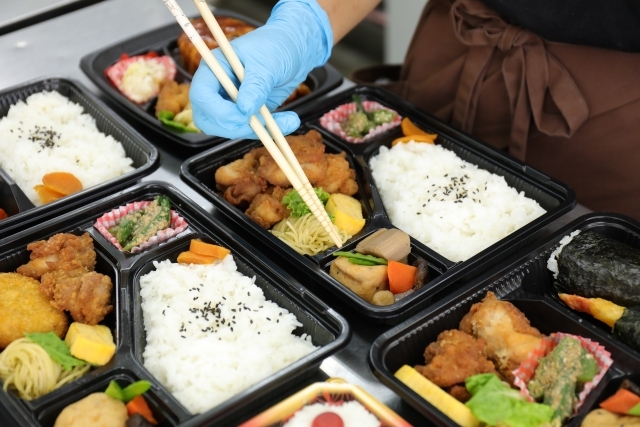 スーパーのお惣菜コーナースタッフ