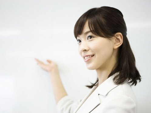 宝石探し体験施設の受付・案内