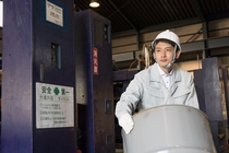 倉庫内での電子部品や電気機器などの出荷作業スタッフ