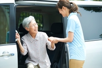 普通車での学童クラブ利用者の送迎ドライバー