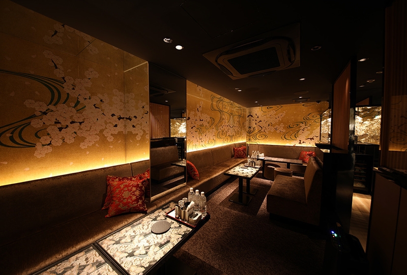 キャバクラでのホール配膳スタッフ