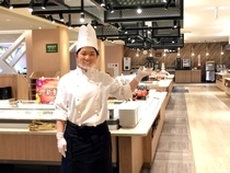 ホテルのお料理盛り付けスタッフ
