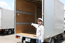 4ｔ車での小売店からの古紙や段ボールの回収ドライバー