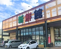 食品スーパーで商品の陳列