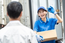 3ｔ車でのスーパーへの青果類の配送ドライバー