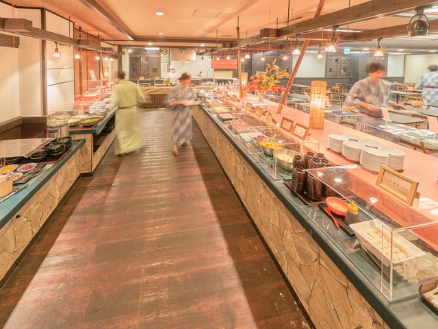 ホテルキッチンの調理補助スタッフ