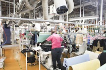 クリーニング工場での衣類梱包作業